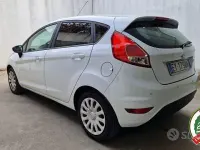 Usata Ford Fiesta 80 CV (58 kW) 2014 Bianco Utilitaria