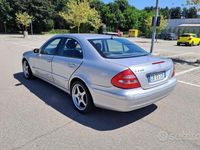 Usata Mercedes E240 AMG 177 CV (130 kW) 2002 Argento Berlina