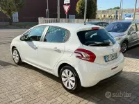 Usata Peugeot 208 Active 68 CV (50 kW) 2013 Bianco Utilitaria