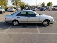 Usata Mercedes E200 Elegance 136 CV (100 kW) 1998 Argento Berlina