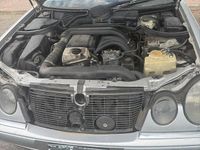 Usata Mercedes E250 136 CV (100 kW) 1999 Grigio Berlina