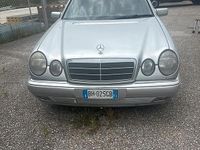 Usata Mercedes E200 136 CV (100 kW) 1999 Grigio Berlina