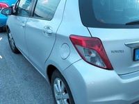 Usata Toyota Yaris Lounge 89 CV (65 kW) 2013 Grigio Utilitaria
