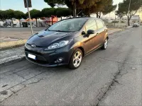 Usata Ford Fiesta 70 CV (51 kW) 2012 Grigio Berlina