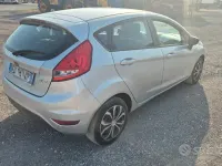 Usata Ford Fiesta 92 CV (67 kW) 2011 Grigio Berlina
