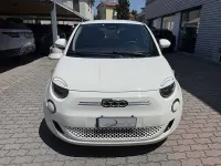 Usata Fiat 500e Action 42 kW (58 CV) 2022 Bianco / pastello Utilitaria