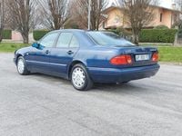 Usata Mercedes E200 Classic 136 CV (100 kW) 1997 Blu Berlina