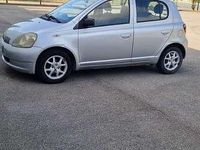 Usata Toyota Yaris Sol 68 CV (50 kW) 2000 Grigio Berlina