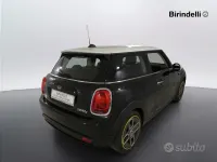 Usata Mini Cooper SE 75 kW (102 CV) 2022 Midnight black metallizzato Utilitaria
