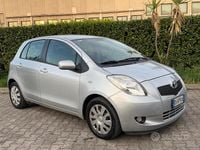 Usata Toyota Yaris 90 CV (66 kW) 2007 Grigio Utilitaria