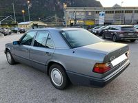 Usata Mercedes E200 122 CV (89 kW) 1989 Grigio Berlina