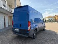 Usata Iveco Daily 136 CV (100 kW) 2017 Blu/azzurro Furgone