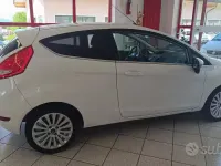 Usata Ford Fiesta 82 CV (60 kW) 2009 Bianco Utilitaria