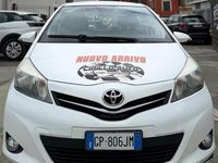 Usata Toyota Yaris 70 CV (51 kW) 2014 Bianco Utilitaria