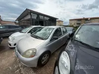 Usata Toyota Yaris 68 CV (50 kW) 1999 Grigio Utilitaria
