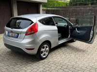 Usata Ford Fiesta Titanium 82 CV (60 kW) 2010 Argento Berlina