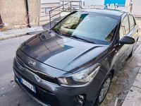 Usado Kia Rio 84 HP (61 kW) 2017 Cinzento Citadino