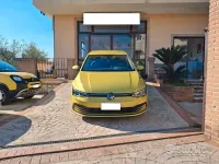 Usata VW Golf VIII Life 110 CV (80 kW) 2021 Oro Berlina
