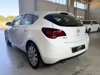 Usata Opel Astra Cosmo 140 CV (102 kW) 2010 Bianco Berlina