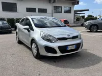 Usata Kia Rio Active 84 CV (61 kW) 2013 Grigio Berlina