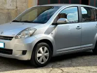 Usata Daihatsu Sirion 69 CV (50 kW) 2011 Argento Utilitaria