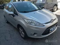 Usata Ford Fiesta Titanium 95 CV (69 kW) 2012 Grigio Berlina