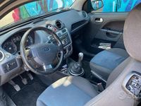 Usata Ford Fiesta 90 CV (66 kW) 2007 Grigio Utilitaria
