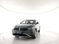 Usata VW T-Roc Life 110 CV (80 kW) 2022 Petroleum blue metallizzato deep black p SUV