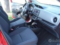 Usata Toyota Yaris Cool 72 CV (52 kW) 2019 Rosso Berlina