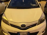 Usata Toyota Yaris Lounge 90 CV (66 kW) 2014 Bianco Utilitaria