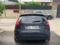 Usata Ford Fiesta 60 CV (44 kW) 2011 Grigio Berlina
