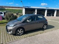 Usata Toyota Yaris 73 CV (53 kW) 2017 Marrone Berlina