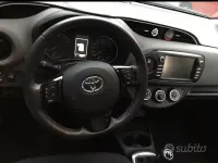 Usata Toyota Yaris Active 69 CV (50 kW) 2017 Rosso Berlina