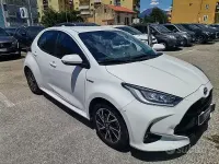 Usata Toyota Yaris Hybrid Trend 92 CV (67 kW) 2021 Bianco Berlina