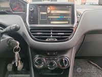Usata Peugeot 208 68 CV (50 kW) 2014 Bianco Utilitaria