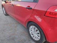 Usado Kia Rio 85 HP (62 kW) 2011 Vermelho Sedan