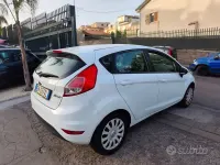 Usata Ford Fiesta 97 CV (71 kW) 2013 Bianco Berlina