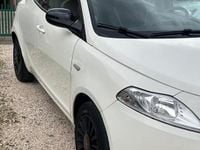 Usata Lancia Ypsilon 69 CV (50 kW) 2015 Bianco Utilitaria