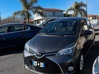 Usata Toyota Yaris Lounge 90 CV (66 kW) 2015 Grigio Berlina