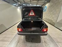 Usata Mercedes E200 122 CV (89 kW) 1991 Grigio Berlina