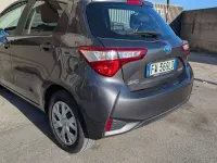 Usata Toyota Yaris Hybrid Cool 73 CV (53 kW) 2019 Argento Berlina