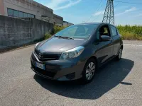 Usata Toyota Yaris Lounge 69 CV (50 kW) 2012 Grigio Utilitaria