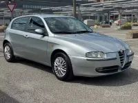 Usata Alfa Romeo 147 Distinctive 120 CV (88 kW) 2002 Grigio Utilitaria