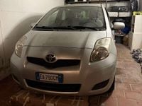 Usata Toyota Yaris 90 CV (66 kW) 2010 Grigio Utilitaria