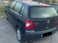 Usado VW Polo 75 CV (55 kW) 2005 Gris Utilitario