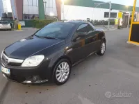 Usata Opel Tigra Edition 90 CV (66 kW) 2005 Nero Cabrio