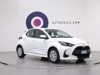 Usata Toyota Yaris Hybrid Lounge 92 CV (67 kW) 2024 Bianco Berlina