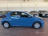 Usata Toyota Yaris Hybrid Business Edition 92 CV (67 kW) 2021 Bluazzurro Berlina