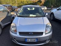 Usata Ford Fiesta Ghia 74 CV (54 kW) 2007 Argento Utilitaria
