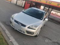 Begagnad Ford Focus 90 HK (66 kW) 2006 Grå Kombi